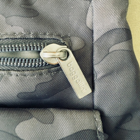 Baggallini Charcoal Camouflage Cross Body Bag - Picture 3 of 7